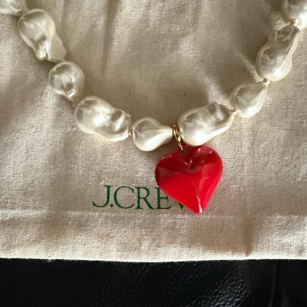 SALE🎄🎄🎄🎄 J Crew Baroque Pearl Necklace with Red Heart Pendant - NWOT - Picture 2 of 5